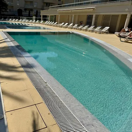 Terrasse Et Piscine à Deux Pas De La *