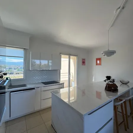 Appartement Terrasse Et Piscine à Deux Pas De La *