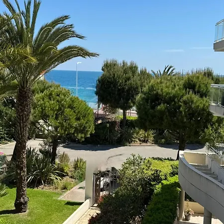 Terrasse Et Piscine à Deux Pas De La *